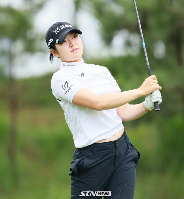 21일 경기도 안산시 대부도에 위치한 더헤븐 컨트리클럽에서 '2025 한국여자프로골프(KLPGA) 투어 더헤븐 마스터즈' 2라운드에서 유현조가 샷을 날리고 있다. 사진┃손진현 기자