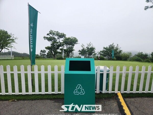 21일 경기도 안산시 대부도에 위치한 더헤븐 컨트리클럽에서 2025시즌 한국여자프로골프(KLPGA) 투어 더헤븐 마스터즈 2라운드가 진행중인 가운데 지난주 한국프로골프(KPGA) 투어 타이틀스폰서 '하나금융그룹'과 '하나은행' 광고판 등 시설물이 경기장 곳곳에 설치돼 눈길을 끌었다. 사진┃이상완 기자