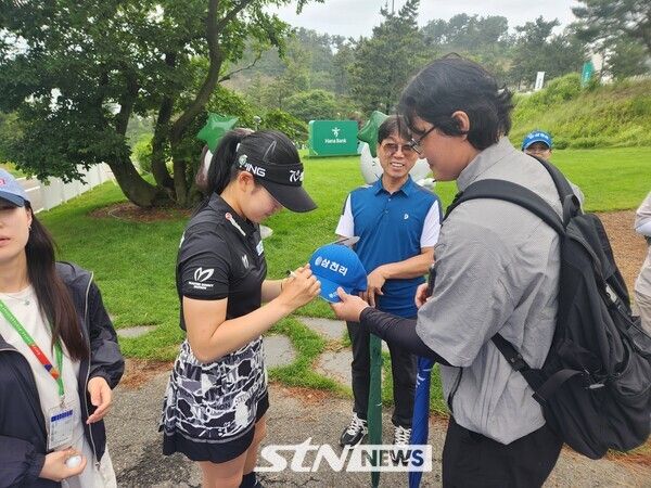 21일 경기도 안산시 대부도에 위치한 더헤븐 컨트리클럽에서 '2025 한국여자프로골프(KLPGA) 투어 더헤븐 마스터즈' 2라운드가 열린 가운데 유현조가 경기를 마친 후 팬들에게 사인을 해주고 있는 모습이다. 사진┃이상완 기자