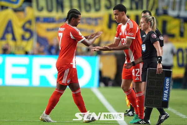 지난 21일 경기장에 투입되는 자말 무시알라. 사진┃뉴시스/AP