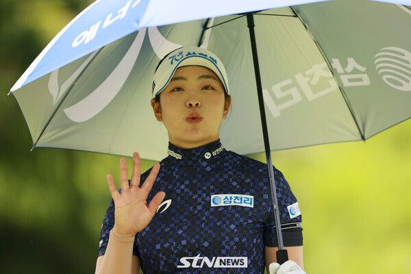 지난 14일 충북 음성에서 열린 DB그룹 제39회 한국여자오픈골프선수권대회' 라운드 도중 유현조가 취재진을 향해 손 인사를 하고 있는 모습. 사진┃손진현 기자