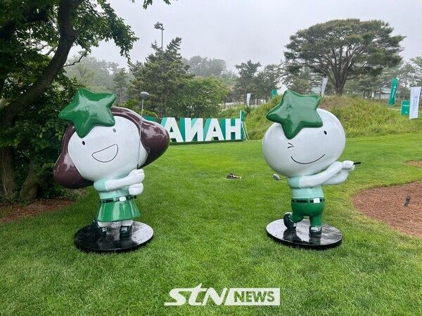 21일 경기도 안산시 대부도에 위치한 더헤븐 컨트리클럽에서 2025시즌 한국여자프로골프(KLPGA) 투어 더헤븐 마스터즈 2라운드가 진행중인 가운데 지난주 한국프로골프(KPGA) 투어 타이틀스폰서 '하나금융그룹'과 '하나은행' 광고판 등 시설물이 경기장 곳곳에 설치돼 눈길을 끌었다. 사진┃이상완 기자