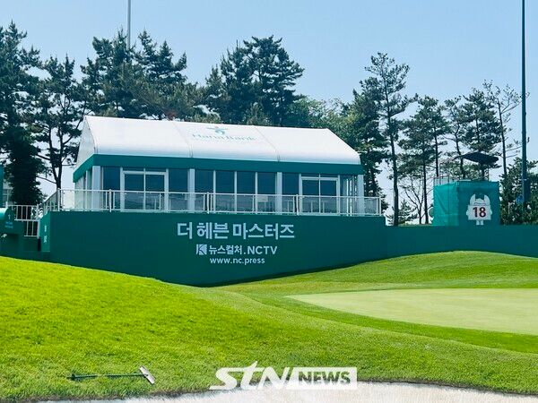 21일 한국여자프로골프(KLPGA) 투어 '더헤븐 마스터즈'가 진행 중인 가운데 대회장 VIP 라운지 전면에 국내 중견 인터넷 매체 뉴스컬처 홍보 문구가 적혀 있다. 사진┃이상완 기자