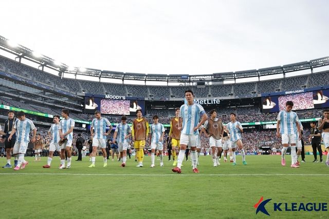 경기 종료 후 아쉬움을 나타내고 있는 울산HD 선수단. 사진┃한국프로축구연맹