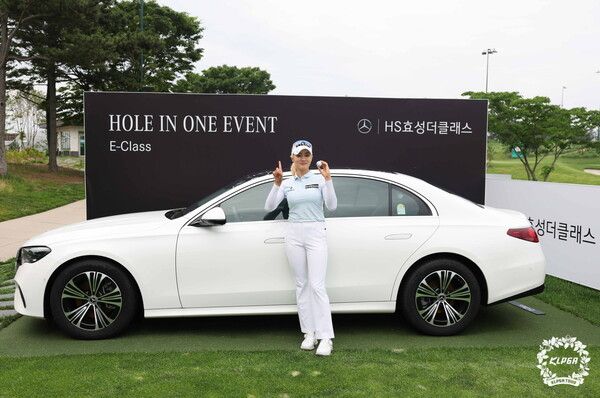 22일 경기도 안산시 대부도에 위치한 '2025 한국여자프로골프(KLPGA)투어 더헤븐 마스터즈' 2라운드 홀인원을 기록하고 메르세데스-벤츠 E 200 AVANTGARDE’ 차량을 부상으로 받은 윤선정이 포즈를 취하고 있다. 사진┃KLPGA