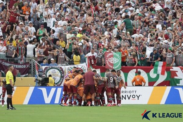 득점을 터트린 후 세리머니를 펼치는 플루미넨시 선수단. 사진┃한국프로축구연맹