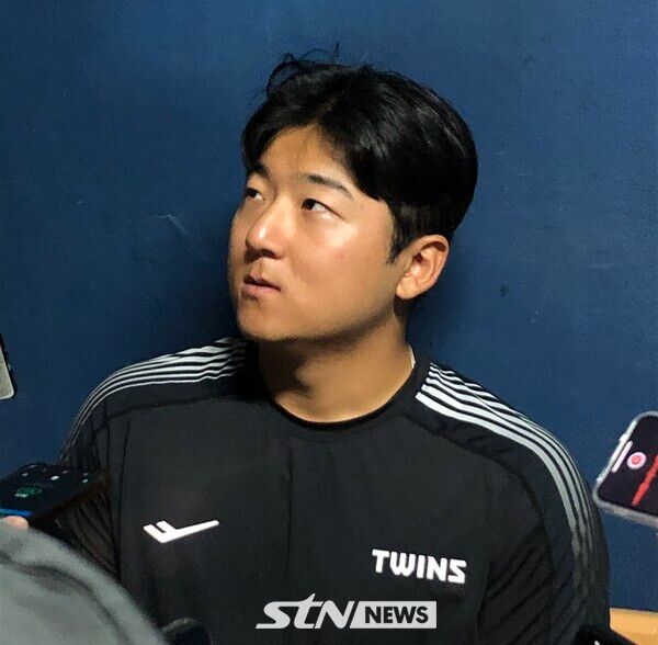 경기 후 인터뷰에 임하는 LG 트윈스 투수 송승기. 잠실=사진┃이형주 기자
