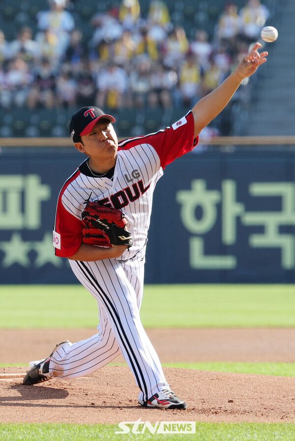 22일 오후 서울 송파구 잠실야구장에서 열린 2025 신한 쏠뱅크 KBO리그 LG 트윈스와 두산 베어스의 경기, 1회초 LG 선발 송승기가 역투하고 있다. 사진┃뉴시스