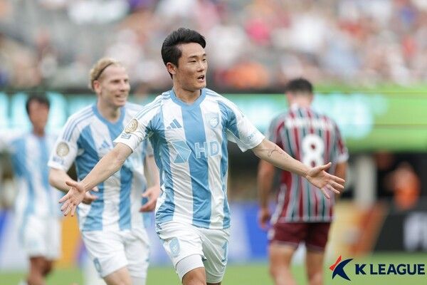 득점을 터트린 후 세리머니를 펼치는 울산HD 엄원상. 사진┃한국프로축구연맹