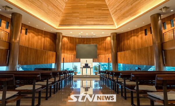 22일 경기도 안산시 대부도에 위치한 '2025 한국여자프로골프(KLPGA)투어 더헤븐 마스터즈' 최종라운드가 열린 가운데 골프장 내 건립된 방주교회 건물 내부&nbsp; 모습이다. 사진┃더헤븐 리조트 제공