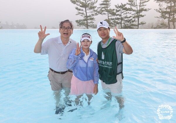 22일 경기 안산시 대부도에 위치한 더헤븐CC에서 진행된 '2025시즌 한국여자프로골프(KLPGA)투어 '더헤븐 마스터즈(총상금 10억 원)' 우승을 차지한 노승희가 아버지, 캐디와 기념 사진 촬영을 하고 있다. 사진┃KLPGA