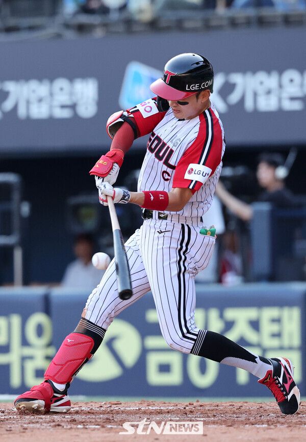22일 오후 서울 송파구 잠실야구장에서 열린 2025 신한 쏠뱅크 KBO리그 LG 트윈스와 두산 베어스의 경기, 4회말 2사 1, 2루 상황에서 LG 박해민이 1타점 적시타를 터뜨리고 있다. 사진┃뉴시스