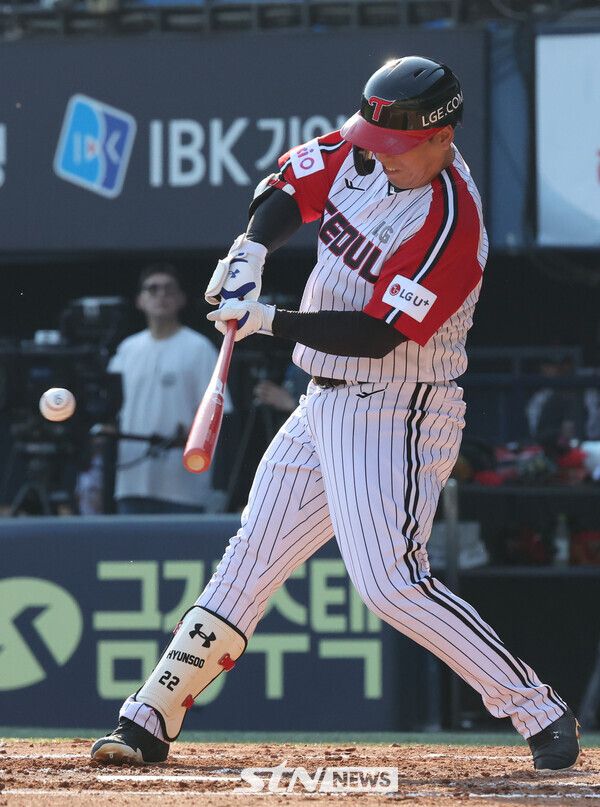22일 오후 서울 송파구 잠실야구장에서 열린 2025 신한 쏠뱅크 KBO리그 LG 트윈스와 두산 베어스의 경기, 2회말 LG 김현수가 경기 두번째 안타를 때려내고 있다. 사진┃뉴시스