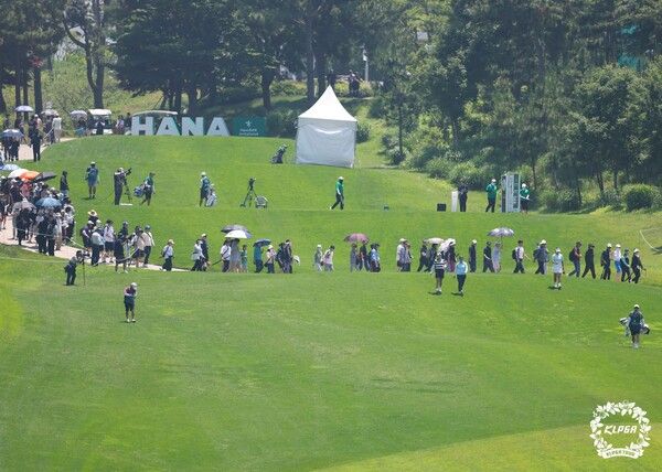 22일 경기 안산시 대부도에 위치한 더헤븐CC에서 진행된 '2025시즌 한국여자프로골프(KLPGA)투어 '더헤븐 마스터즈(총상금 10억 원)' 최종라운드가 열린 가운데 관중들이 이동하고 있다. 사진┃KLPGA