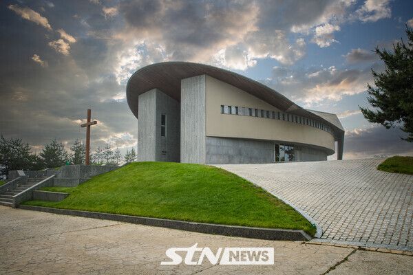 22일 경기도 안산시 대부도에 위치한 '2025 한국여자프로골프(KLPGA)투어 더헤븐 마스터즈' 최종라운드가 열린 가운데 골프장 내 건립된 방주교회 건물이 웅장한 외관을 자랑하고 있다. 사진┃이상완 기자