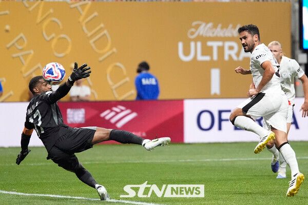 슈팅을 시도하는 맨체스터 시티 일카이 귄도안. 사진┃뉴시스/AP