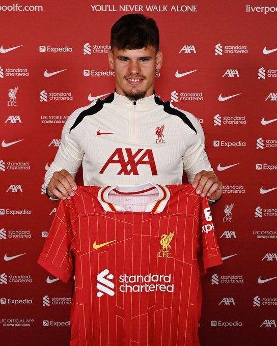 리버풀 FC 유니폼을 든 밀로시 케르케즈. 사진┃리버풀 FC