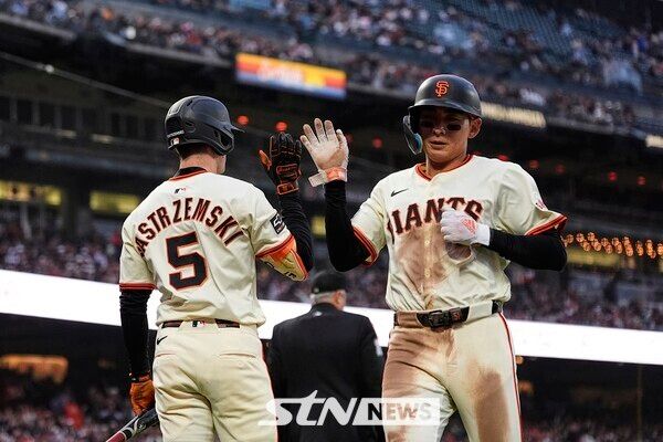 샌프란시스코 자이언츠의 이정후(오른쪽)가 25일(현지 시간) 미 캘리포니아주 샌프란시스코 오라클 파크에서 열린 2025 메이저리그 마이애미 말린스와의 경기 5회 말 포볼 진루 후 크리스티안 코스의 희생플라이로 득점하고 있다. 사진┃뉴시스/AP