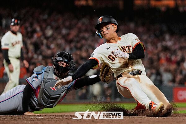 샌프란시스코 자이언츠의 이정후가 25일(현지 시간) 미 캘리포니아주 샌프란시스코 오라클 파크에서 열린 2025 메이저리그 마이애미 말린스와의 경기 9회 말 볼넷 진루 후 후속 안타에 홈으로 쇄도하다가 태그 아웃되고 있다. 이정후는 1타수 무안타 3사사구 1득점을 기록했고 샌프란시스코는 연장 10회 끝에 5-8로 패했다. 사진┃뉴시스/AP