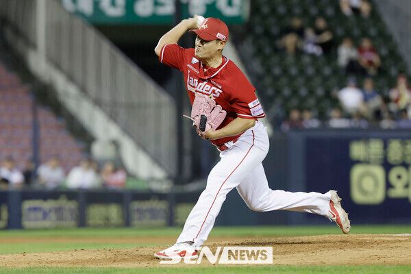 20일 서울 송파구 잠실야구장에서 열린 2025 KBO리그 SSG 랜더스와 두산 베어스의 경기, 7회 SSG 노경은이 역투하고 있다. 사진┃뉴시스
