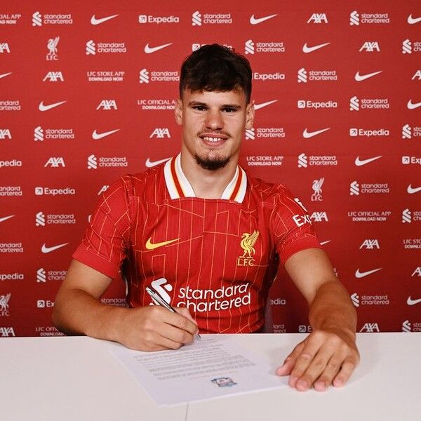 계약서에 사인하는 밀로시 케르케즈. 사진┃리버풀 FC