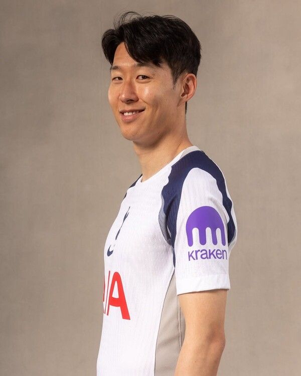 토트넘 홋스퍼의 새로운 유니폼 촬영에 참여한 손흥민. 사진┃토트넘 홋스퍼