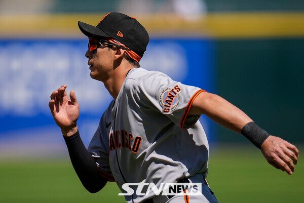 샌프란시스코 자이언츠의 이정후가 28일(현지 시간) 미 일리노이주 시카고 개런티드 레이트 필드에서 열리는 2025 메이저리그 시카고 화이트삭스와의 경기에 앞서 몸을 풀고 있다. 이정후는 3타수 무안타를 기록했고 팀은 0-1로 패했다. 사진┃뉴시스/AP