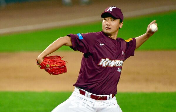 팀을 떠나게 되는 오주원 투수코치의 현역 시절 모습. 사진┃뉴시스