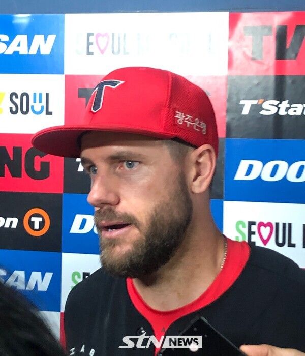 경기 후 인터뷰를 갖는 KIA 타이거즈 야수 패트릭 위즈덤. 잠실=사진┃이형주 기자