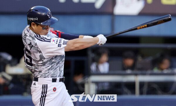 4일 서울 송파구 잠실야구장에서 열린 2025 KBO리그 KIA 타이거즈와 두산 베어스의 경기, 3회말 1사 2루 두산 양의지가 1타점 적시타를 치고 있다. 사진┃뉴시스
