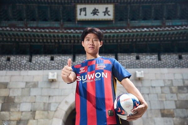 수원FC에 합류해 연고지 명소인 장안문 앞에서 사진을 찍은 안현범. 사진┃수원FC