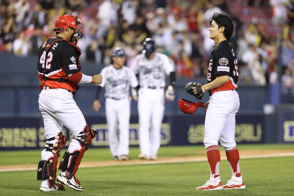 250604 잠실 두산전 원정경기 승리를 지켜 낸 KIA 김태군, 김현수 배터리의 하이파이브. 사진┃KIA 타이거즈