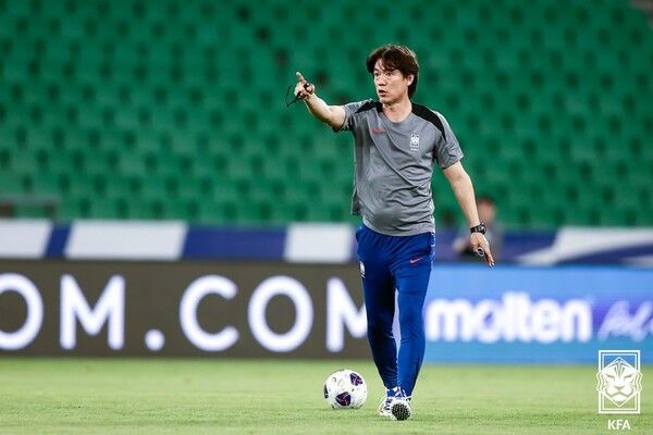 훈련을 지도하는 축구대표팀 홍명보 감독. 사진┃KFA