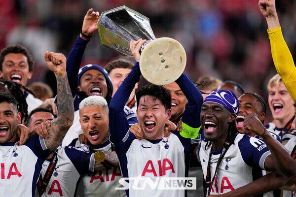 토트넘 홋스퍼 캡틴 손흥민의 2024/25시즌 유럽축구연맹(UEFA) 유로파리그(UEL) 우승 세리머니. 사진┃뉴시스/AP