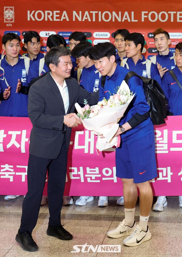 이라크 원정 경기에서 승리해 북중미 월드컵 본선 진출에 성공한 축구 국가대표팀 손흥민이 6일 인천국제공항을 통해 귀국해 정몽규 대한축구협회장으로부터 꽃다발을 전달받고 있다. 사진┃뉴시스