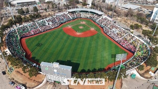8일 오후 청주야구장에서 KBO리그 시범경기 두산 vs 한화전. 한화 이글스가 청주에서 시범경기를 치르는 건 2012년 이후 13년 만이다. 한화는 청주에서 9일까지 시범경기 2연전을 치른다. 1만500석 티켓은 예매 시작 3분(1경기), 5분(2경기)만에 매진될 정도로 열기가 달아올랐다. 사진┃뉴시스