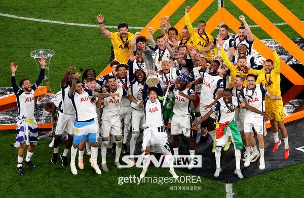 토트넘 홋스퍼 손흥민의 2024/25시즌 유럽축구연맹(UEFA) 유로파리그(UEL) 우승 세리머니. 사진┃게티이미지코리아.
