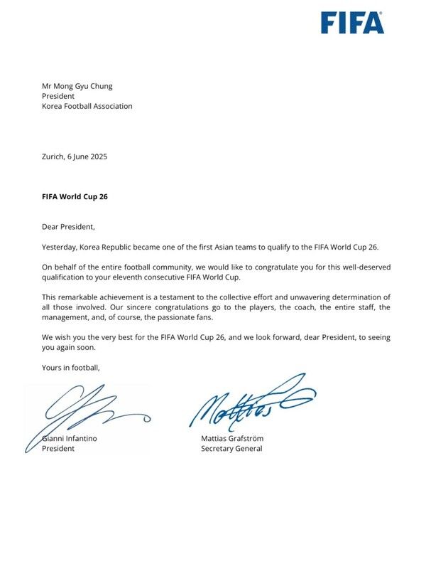 국제축구연맹(FIFA) 지안니 인판티노가 대한민국 대표팀의 11회 월드컵 진출을 축하한다는 내용의 서신. 사진┃정몽규 회장 SNS