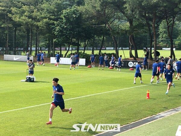 스프린트 훈련 중인 대표팀. 파주=사진┃이형주 기자