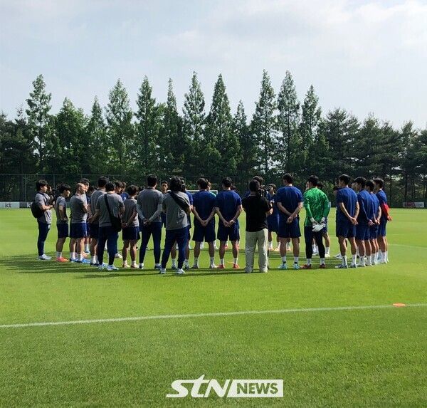 훈련 전 홍명보 감독의 말을 경청하는 대표팀 선수들. 파주=사진┃이형주 기자