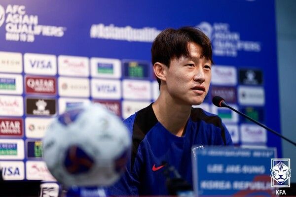 기자회견에 임하는 국가대표 미드필더 이재성. 사진┃KFA