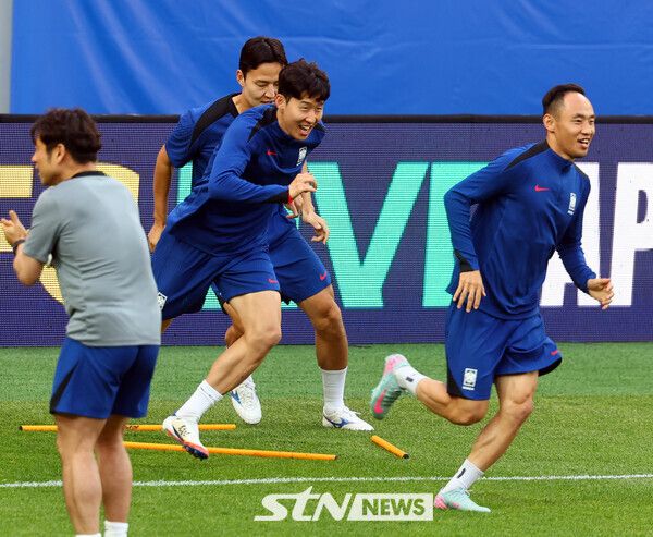 9일 서울 마포구 서울월드컵경기장에서 대한민국 축구대표팀 손흥민과 문선민이 내일 있을 2026 국제축구연맹(FIFA) 북중미 월드컵 아시아 3차 예선 조별리그 B조 10차전 쿠웨이트전을 대비해 훈련을 하고 있다. 사진┃뉴시스