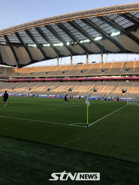 넓게 서 크로스 훈련을 하는 손흥민(좌측)과 선수들. 상암=사진┃이형주 기자