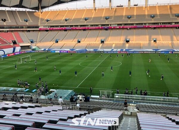 공을 주고 받는 선수들과 이를 지켜보는 홍명보 감독 그리고 코칭스태프들. 상암=사진┃이형주 기자