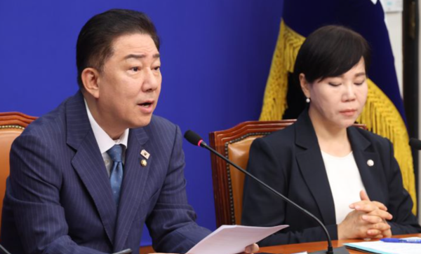 지난달 30일 김병기 더불어민주당 당대표 직무대행 겸 원내대표가 서울 여의도 국회에서 열린 최고위원회의에서 발언을 하고 있다./사진=뉴시즈