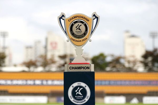 2024 유스 챔피언십 트로피. /사진=한국프로축구연맹