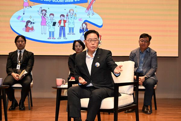 지난 5일 &nbsp;경기섬유종합지원센터 대강당에서 ‘양주시 교육발전특구 시범사업 성과보고회’를 개최해&nbsp;1년간 추진해온 주요 교육정책에 대한 성과를 시민과 학부모들에게&nbsp; 설명하고 있다. /사진=양주시