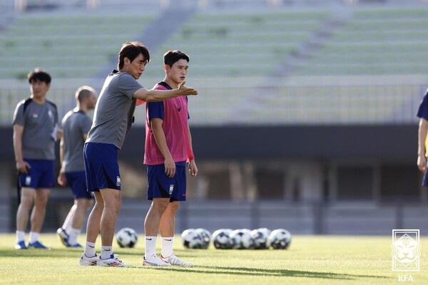 대한민국 대표팀 홍명보 감독이 10일 성남종합운동장에서 치러진 비공개 훈련에서 이동경에게 지시하고 있다. /사진=대한축구협회