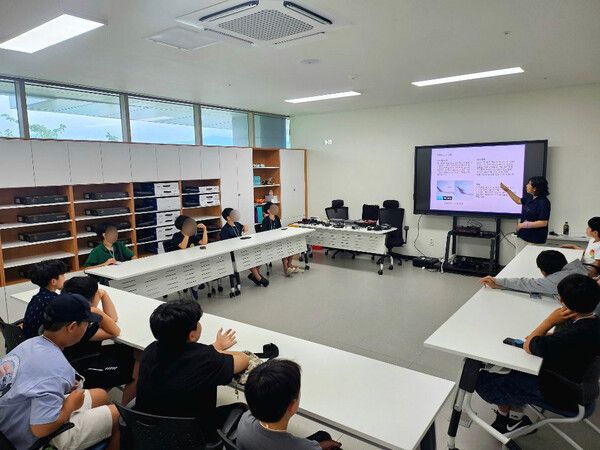 드론봇인재교육센터에서 관내 학생들을 대상으로 드론 프로그램을 하고 있다. /사진=양주시