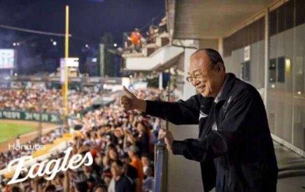 10일 한화그룹의 김승연 회장이 프로야구 정규시즌 전반기 1위를 확정한 한화이글스 선수단과 임직원들에게 특별 격려품을 전달했다고 밝혔다.(▲한화그룹 김승연 회장이 경기를 관람하고 있다). /사진=한화이글스